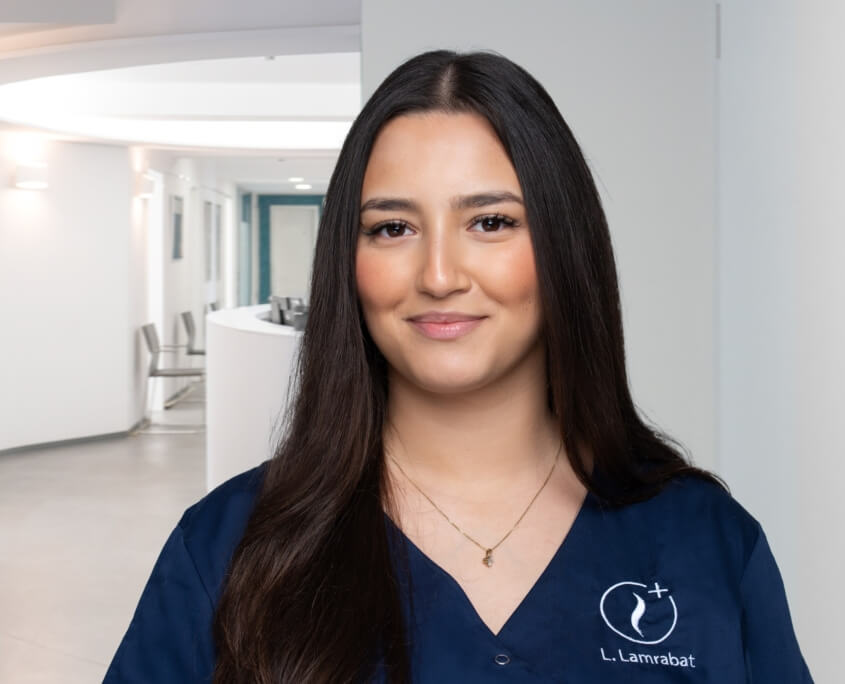 Frau L. Lamrabat, Sekretärin des MainMed Private Frankfurt