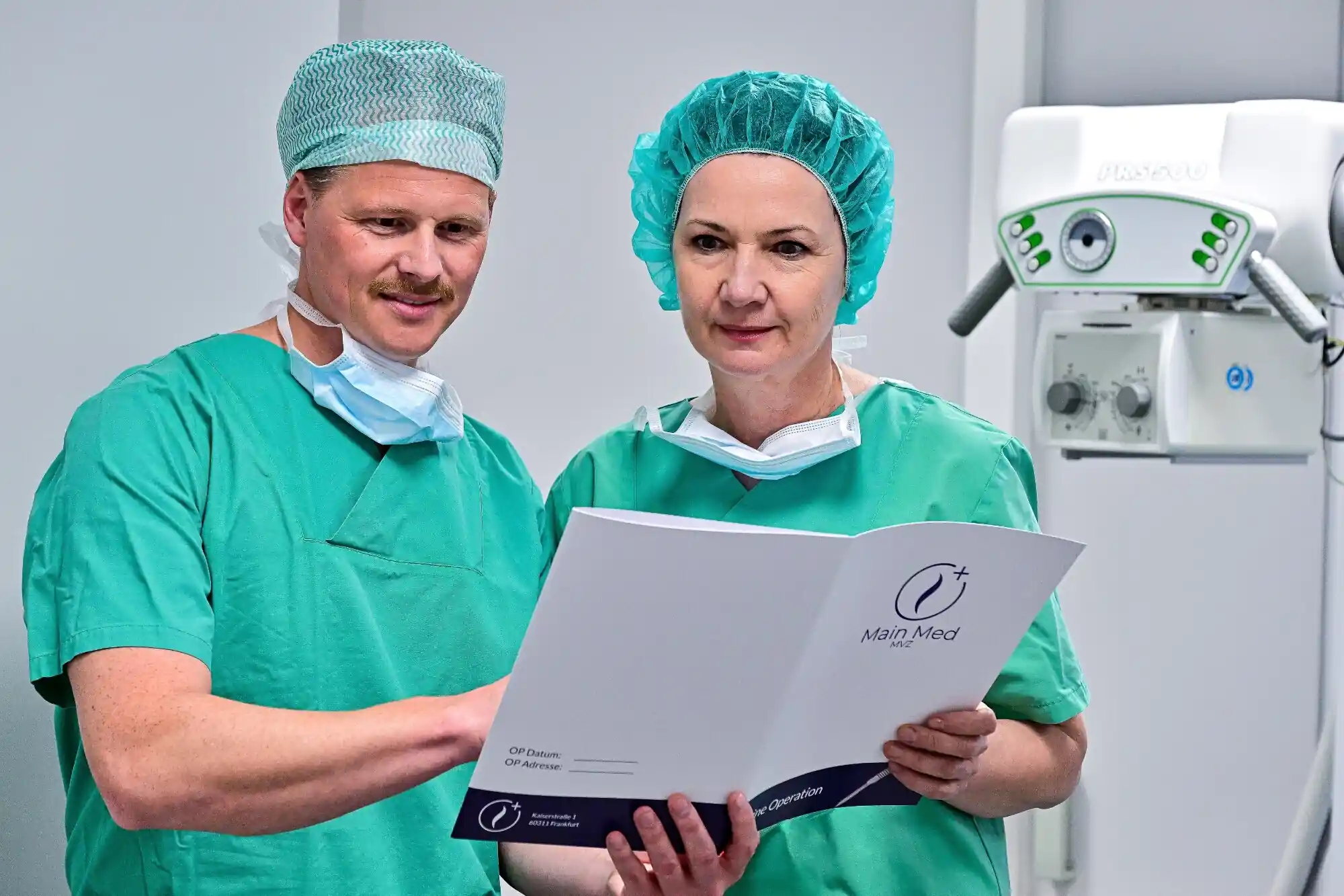 Dr. Florian Rüger und Frau N. Deliman bei der Planung eines orthopädischen Eingriffs