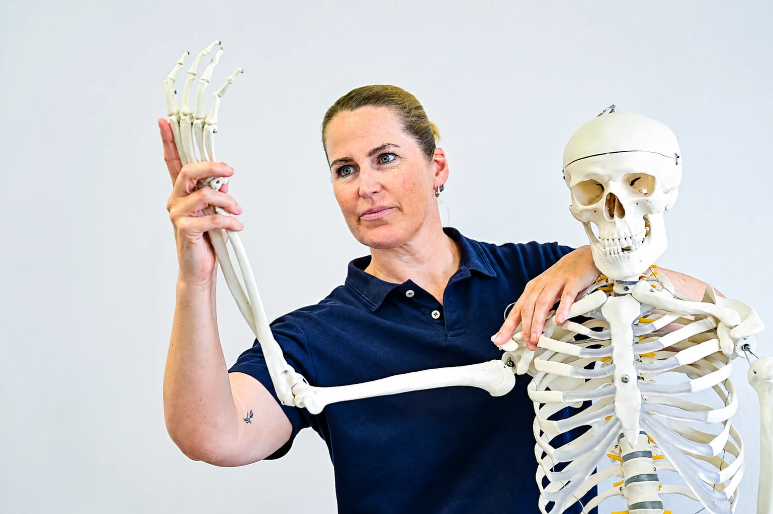 Frau A. Robb bei der Anatomiestudie
